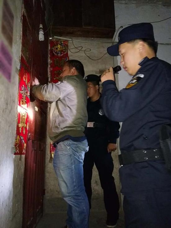 大兴安岭粗心妈妈误将幼女锁家中 民警全城寻开锁师傅开门